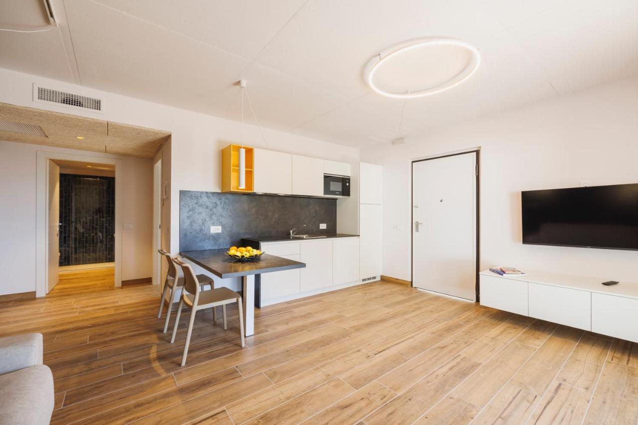 Lake Side Suites Riva del Garda Bagian luar foto
